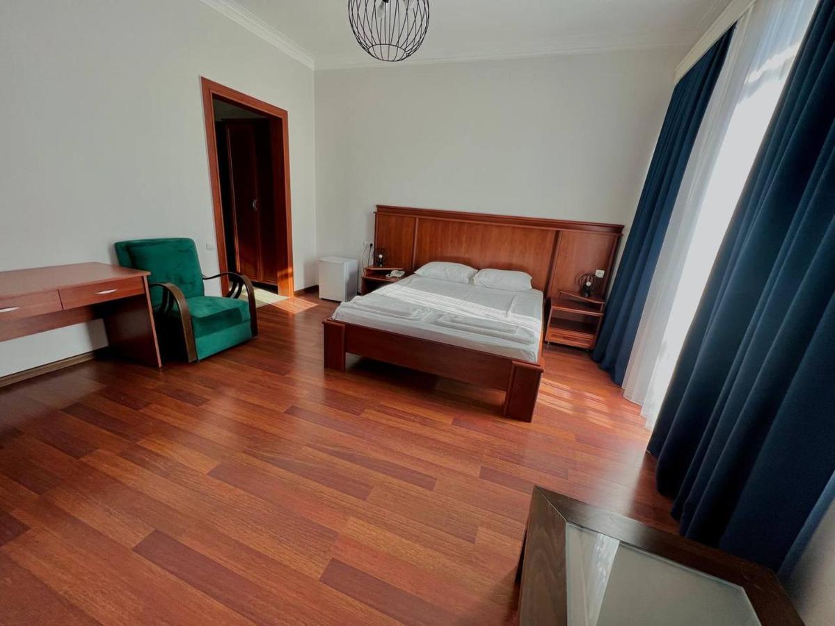 Hotel Aristocrat Tbilisi Exterior foto